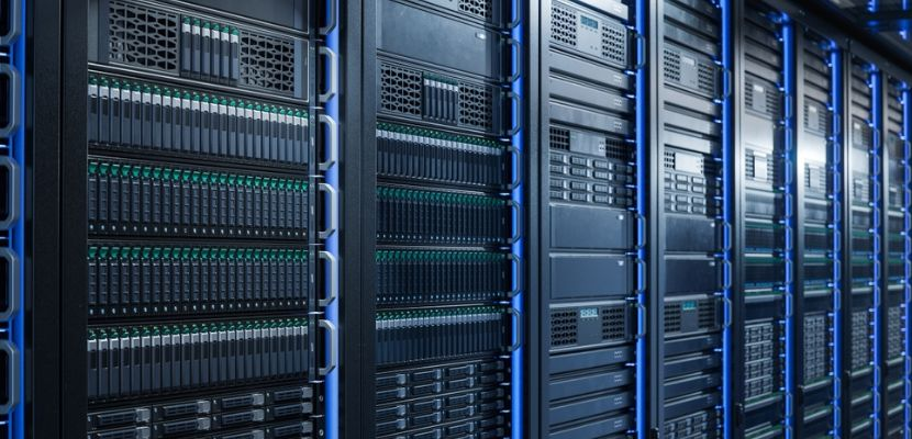 Servidores y equipo profesional de cómputo en un centro de datos